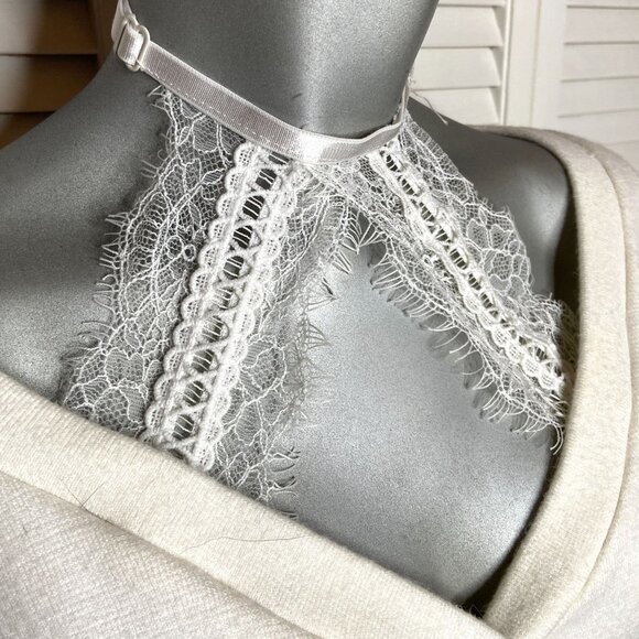 White Cropped Lace Trimmed Sexy V-Neck Cardigan Sweater Fuzzy Faux Fur Cuffs XS - Picture 3 of 7